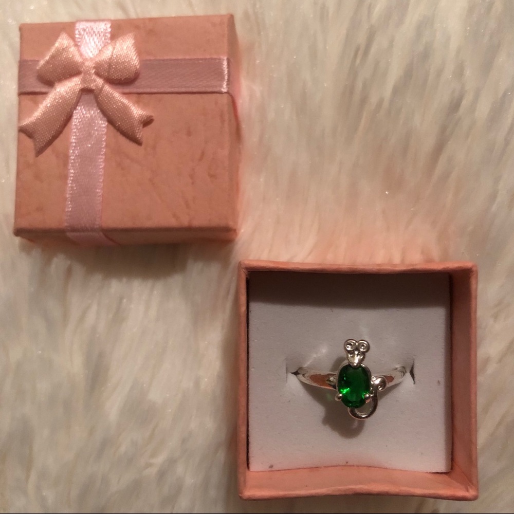 Plated Sterling silver ring w/ green crystal 💚